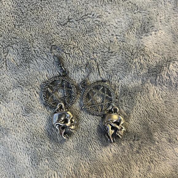 Silver pentagram and skull earrings - Picture 2 of 3